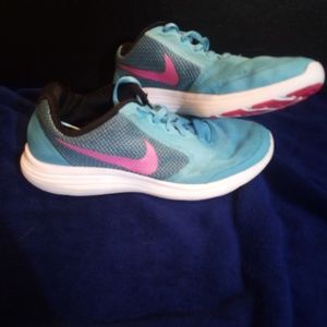 Nike revolution 3